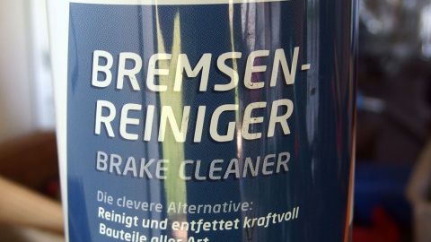 Eine Flasche Bremsenreiniger steht stabil auf einer Oberfläche und bietet eine starke Lösung zur Entfernung von Fett und Schmiere.