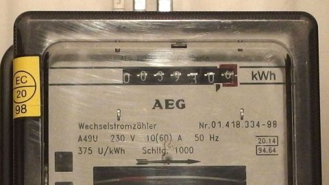 Ein Stromzähler misst den Verbrauch von elektrischem Strom, sichtbar in einem Wohnraum oder Büro.