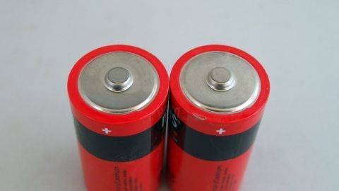 Batterien die bereits ihren Geist aufgegeben haben kann man kurzfristig wiederbeleben Zwei rote Batterien stehen nebeneinander und zeigen ihre Köpfe, bereit für eine kurzfristige Aktivierung.