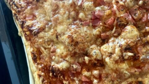 Knuspriger Blätterteig, saftiger Schinken und würziger Käse – mit diesem Rezept zauberst du blitzschnelle, leckere Pizzasnacks.