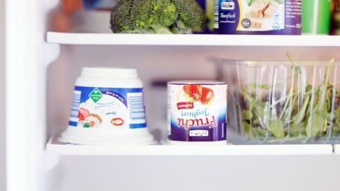 Um Joghurt im Kühlschrank länger frisch zu halten, den Becher einfach auf den Kopf stellen. 