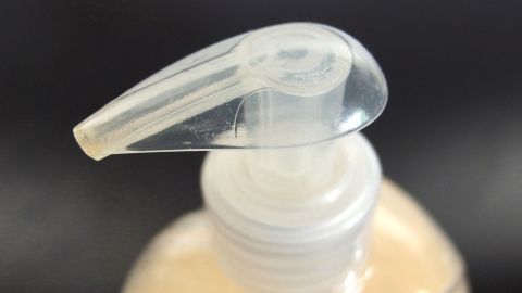 Ein Seifenspender mit transparentem Pumpkopf steht bereit, um Shampoos zu dosieren und Wasser zu sparen.