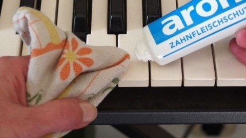 Klaviertasten reinigen mit Zahnpasta