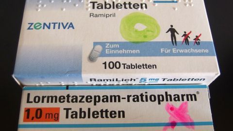 Medikamentenpackungen stehen auf einem Tisch. Eine ist blau und enthält RamiLich 5 mg; die andere ist weiß und hat Lormetazepam 1 mg.
