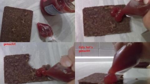 Ein Brötchen wird mit einem Aufstrich aus einem Beutel bestrichen, während die Hand dabei das Produkt hält.