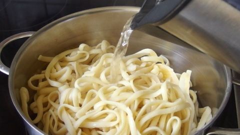 Spaghetti aufwärmen mit heißem Wasser