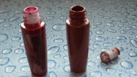 In dem Artikel erfährst du, wie du Lippenstiftreste bis zum letzten Tropfen verwerten kannst. Die abgebildeten Produkte zeigen verschiedene Arten, wie du deinen Lippenstift komplett leer machen kannst. Ideal für nachhaltigen Gebrauch! Zwei Lippenstifte stehen auf einer glatten, feuchten Oberfläche, einer ist leer, während der andere noch unbenutzt ist.