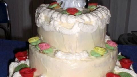 Weiße Schokoladensahne statt Buttercreme: Diese Hochzeitstorte zeigt, wie locker und fest Sahnefüllungen kombiniert werden können.