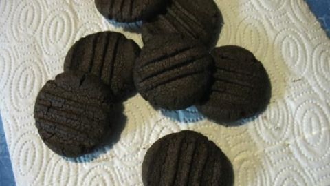 Schokoladen-Plätzchen liegen auf einem Küchenpapier, frisch gebacken und bereit für den Genuss in der heimischen Küche.