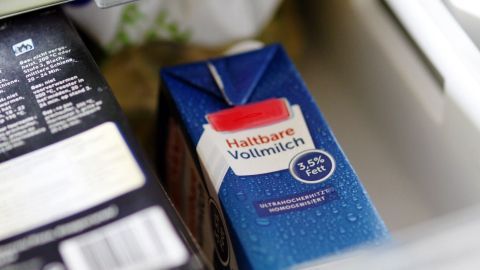 Ein Karton H-Milch liegt in einem Kühlschrankfach und könnte als Kühlakku verwendet werden. Die Umgebung ist kühl und nass.