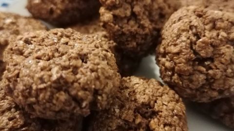 Schwarzbrötchen liegen verstreut auf einem Teller, knusprig und schokoladig, bereit für die festliche Weihnachtssaison.