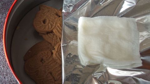 Ein Plätzchenteller zeigt harte Kekse, die durch Alufolie und feuchtes Küchenkrepp weich gehalten werden.