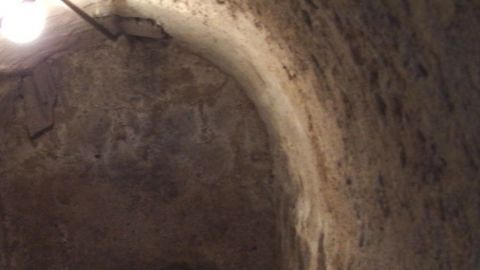 Ein dunkler Keller mit feuchten Wänden und einer Decke, die aus steinigen Materialien besteht, zeigt potenzielle Salzanwendung.