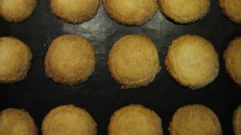 Runde, goldbraune irische Plätzchen liegen gleichmäßig auf einem Backblech und warten darauf, serviert zu werden.