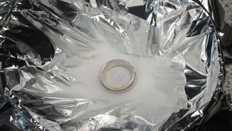 Ein silberner Ring liegt auf einem Aluminiumfolie-Boden, um mit Natron gereinigt zu werden.