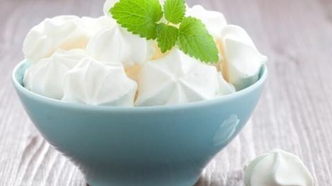 Selbstgemachte Baisers aus wenigen Zutaten: So gelingen dir die luftigen Schäumchen, wie auf dem Bild in der Schale gezeigt.