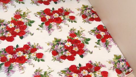 Küchenschränke sind mit Geschenkpapier in Blumenmuster ausgekleidet, um das Interieur aufzufrischen und zu dekorieren.