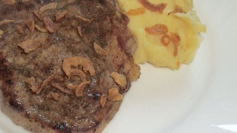 Essen für Kinder abkühlen: Ich habe immer pro Kind einen leeren Teller im Kühlschrank stehen, dann ist das Essen ruckzuck auf Esstemperatur. Ein Teller mit einem Stück Fleisch und Beilage aus Kartoffelpüree steht bereit, um schnell abgekühlt zu werden.