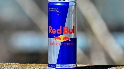 Eine Dose Red Bull steht auf einer Oberfläche, bereit zur Verwendung, um Rauchgeruch im Auto zu neutralisieren.