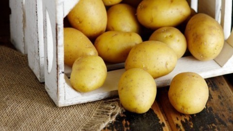 Kartoffeln halten länger: kleine Kartoffelkiste aus Holz