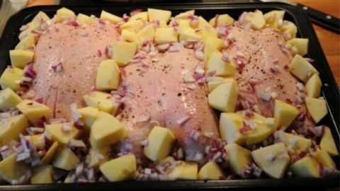 Gänsebrust mit Äpfeln und Zwiebeln: So bereitest du die festliche Gänsebrust aus dem Ofen nach Omas Rezept für 10 Personen zu.