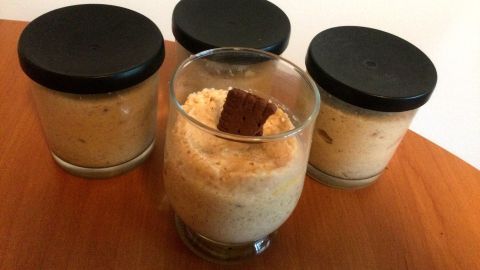Pudding aus der Mikrowelle. Die Menge reicht für mehrere Gläser. Sofort nach dem Zubereiten geschlossen, bildet sich ein Vakuum, was den Pudding haltbar macht Ein Schälchen Semmelpudding steht in der Mitte, umgeben von verschlossenen Gläsern auf einem Tisch.