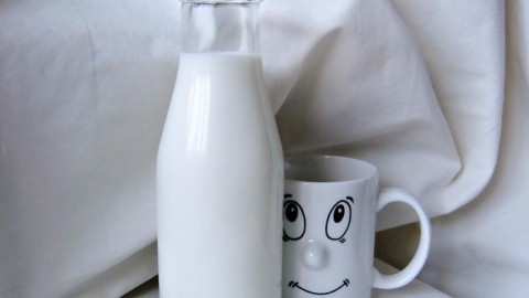 Neue Schränke von Geruch befreien mit Milch