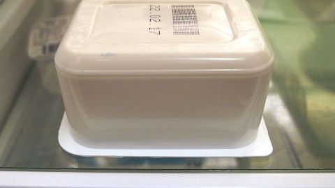 Ein verschlossenes Behältnis mit Milchprodukten steht im Kühlschrank und ist länger haltbar als im MHD angegeben.