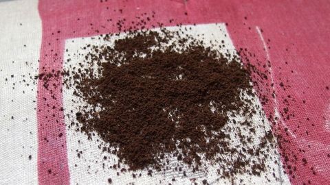 Kaffeepulver liegt auf einem weißen Tuch, um Geruch und Feuchtigkeit von Erbrochenem zu neutralisieren.