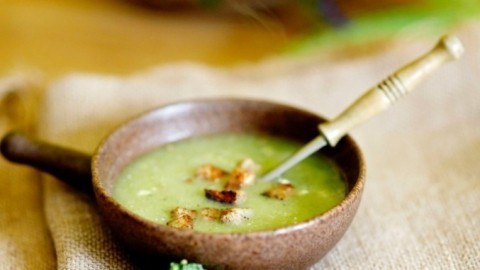 Brokkoli-Creme-Suppe mit Petersilienschaum