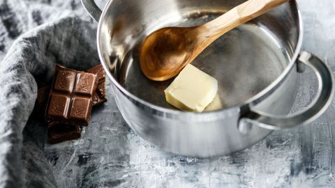 Schokolade direkt im Topf schmelzen - erst mit Butter ausstreichen