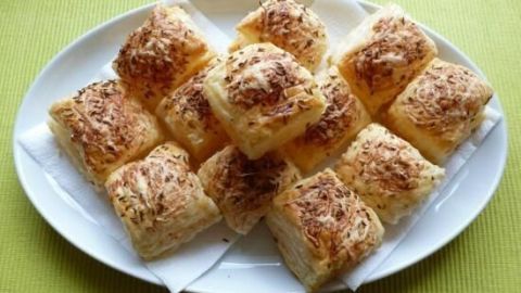 Blätterteig mit würzigem Käse rasch zubereitet – so einfach gelingen Dir herzhafte Käsegebäck-Würfel als schneller Snack für Gäste.
