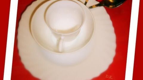 Eine Tasse steht auf einem Teller, während zwei Löffel danebenliegen; das Bild zeigt Küchenmaße und -gewichte.