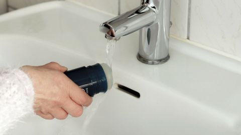 Dein Deostift erhält eine viel höhere Lebensdauer, wenn du ihn vor der Benutzung kurz unter lauwarmes Wasser hältst.