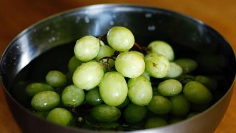 Weintrauben-Bewohner vertreiben - mit Wasser