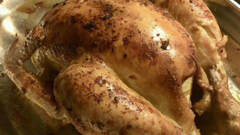 Ein Stück knuspriges Brot, ein grüner Salat mit Gurke und Dill - das ist alles, was man dazu braucht. Die Zwiebelmischung aus dem Innenleben kann, muss aber nicht serviert werden.
