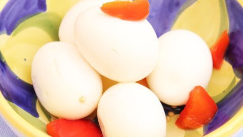 Omas Soleier: Mit diesem Rezept gelingen dir würzige Eier wie früher – perfekt serviert mit etwas Paprika als Beilage.