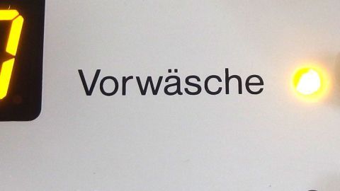 Ein Waschmaschinenpanel zeigt die Einstellung "Vorwäsche" mit leuchtendem Symbol, bereit für bessere Wäsche.