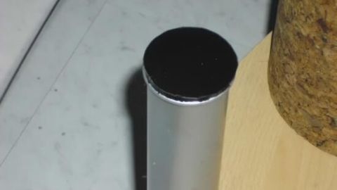 Ein runder Rutsch-Stopper aus Metall steht auf einem hellen Tisch, um die Stabilität von Objekten zu gewährleisten.