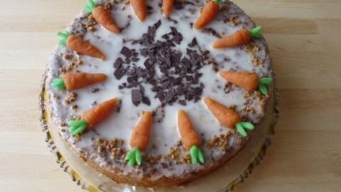Saftige Möhrentorte ohne Mehl und Fett, perfekt für Ostern und alle, die einen lockeren Kuchengenuss suchen.