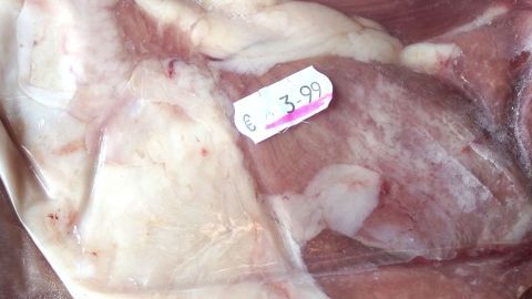 Beim Einkaufen sparen: Viele Supermärkte setzen viele Artikel am Samstag ca. 2 Stunden vor Ladenschluss herunter. Frisches Fleisch liegt im Verkauf mit einem Preisetikett von 3,99 €, ideal für den Einkauf kurz vor Ladenschluss am Samstag.