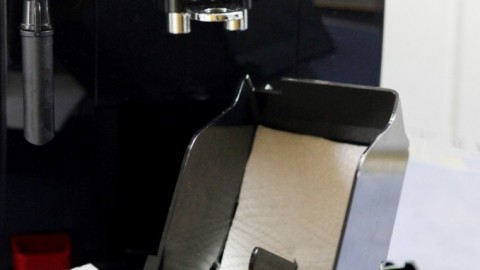 Kaffeevollautomat - Tresterfach sauber halten mit Küchenpapier