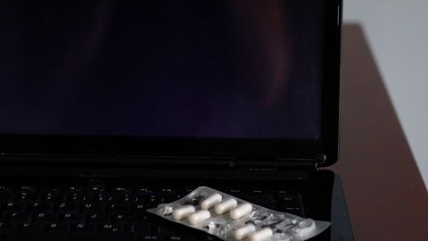 Du vergisst ständig, deine Tabletten einzunehmen? Mit diesem Trick klappt die regelmäßige Einnahme besser! Ein Tablettenblister liegt vor einem Laptop, dessen Bildschirm eine Fehlermeldung zeigt, und ein Haftnotiz weist auf "Opa anrufen!" hin.