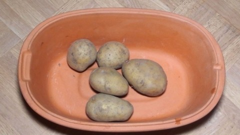 Kartoffeln ohne Wasser kochen - im Römertopf
