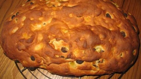 Ein frisch gebackenes Früchtebrot liegt auf einem Gitter, bereit zum Abkühlen, um genossen zu werden.