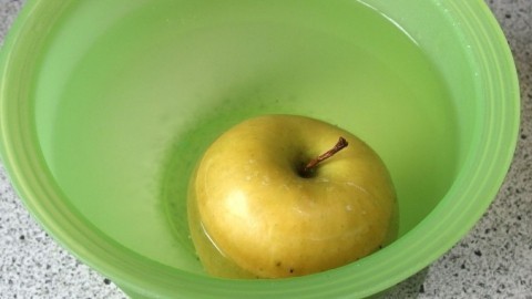 Runzelige Äpfel schälen - ab ins heiße Wasserbad