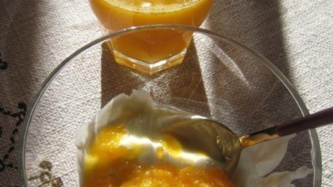 Fruchtfleisch von augepressten Orangen verwerten
