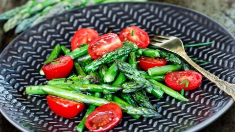 Erfrischender Spargelsalat mit Cocktailtomaten