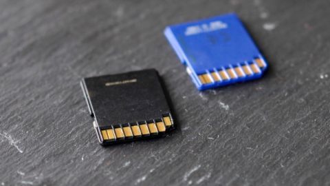 Zwei Speicherkarten liegen auf einer schwarzen Oberfläche, bereit zum Transport, um digitale Daten sicher zu speichern.