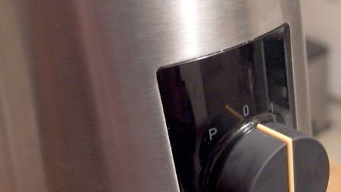 Dunstabzugshauben (aus gekämmten Edelstahl) nach dem Reinigen einfach dünn mit Babyöl einreiben, wird streifenfrei. Ein Edelstahlgerät mit glänzender Oberfläche und einem Regler zeigt seine Pflege mit Babyöl in einer modernen Küchenumgebung.